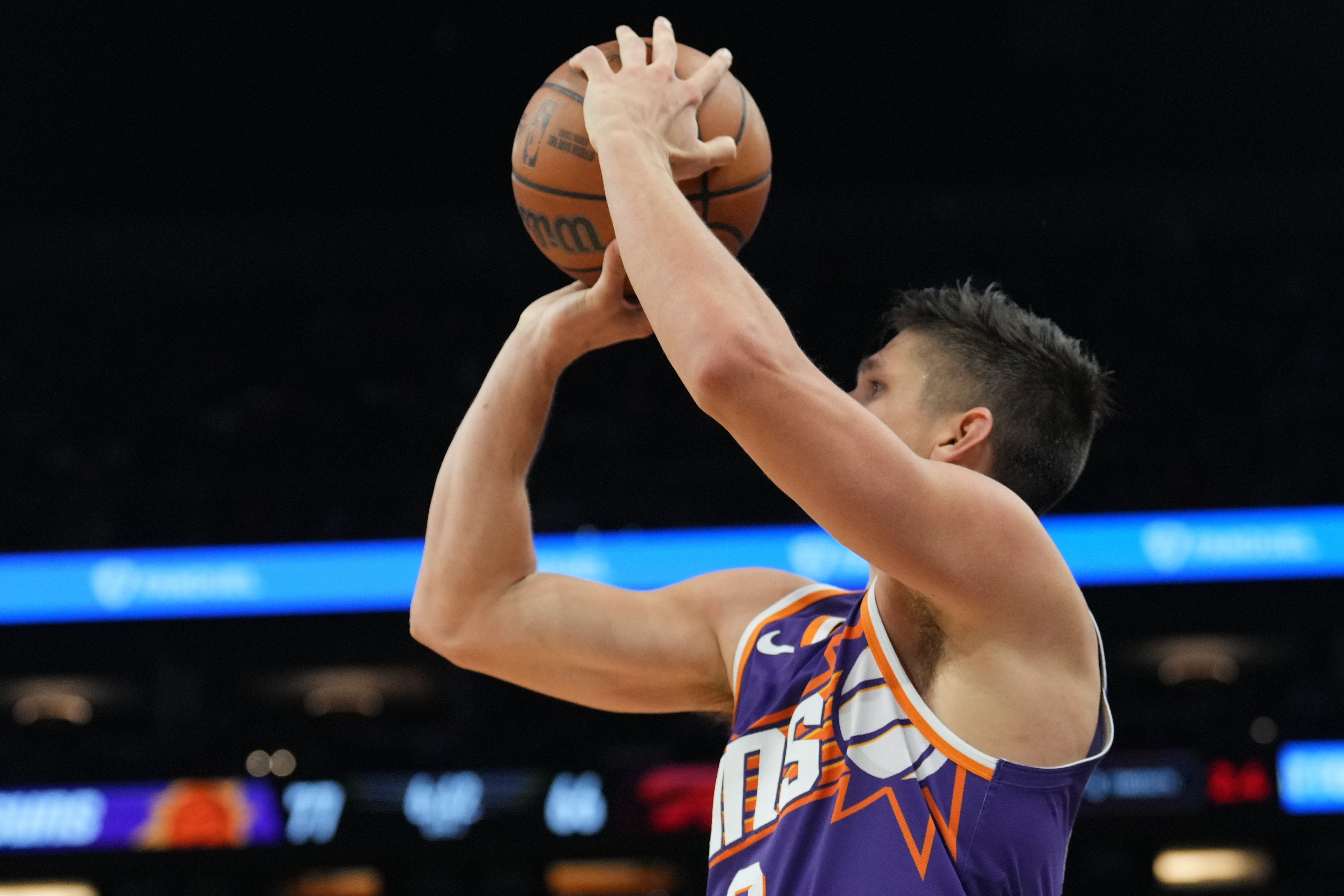 乐鱼体育官网-25中11砍33分！奥特：看到阿伦找到节奏感觉很棒 攻防影响很大